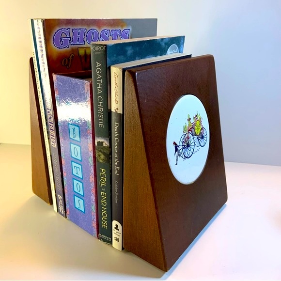 Set Of 2 The Colonial Peddler Firefighter & Horse Drawn Engines Wooden Bookends - Picture 7 of 13